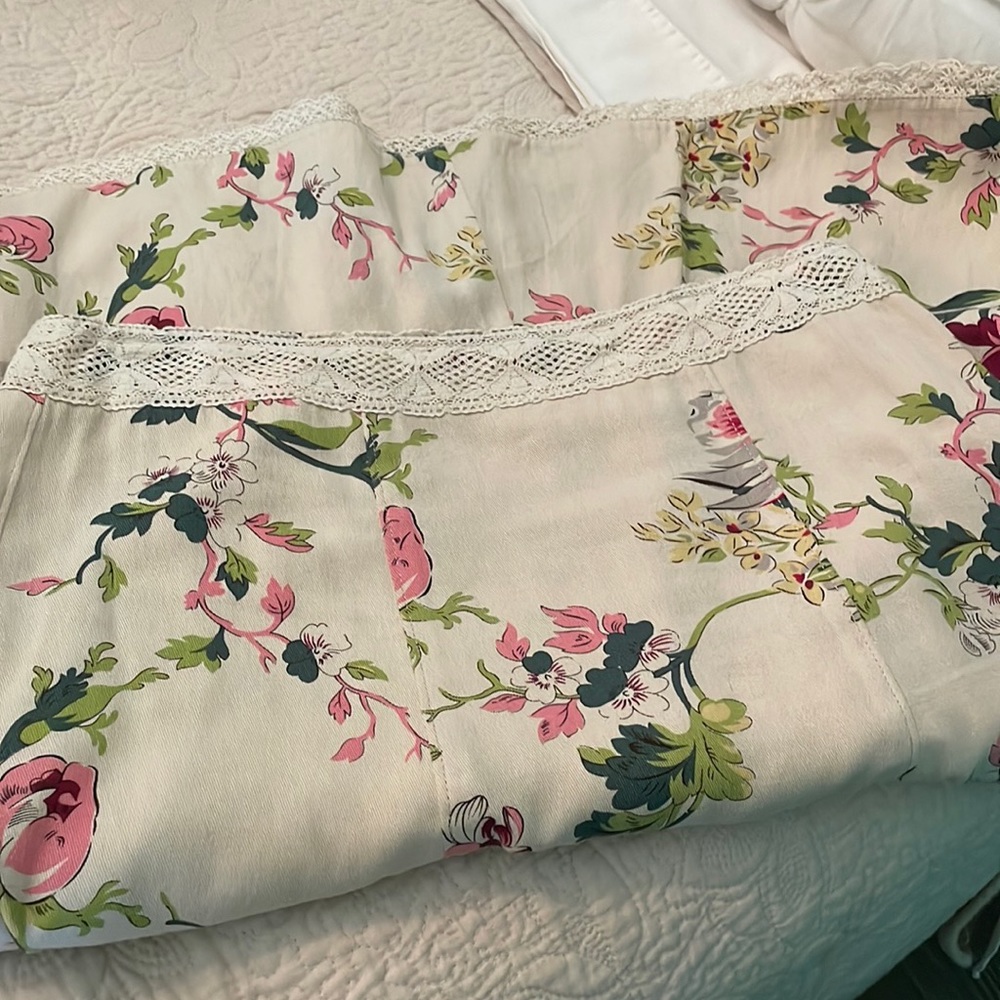 A beautiful floral cabi skirt with lace detailing.  Size 6